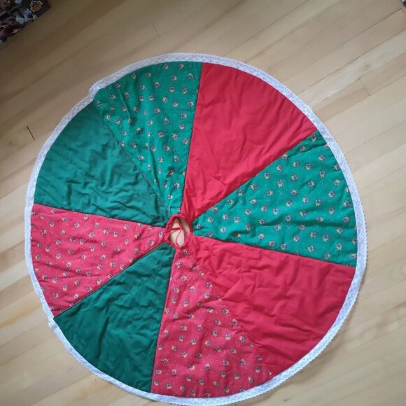 Handmade Round 45" Across Red & Green Christmas Tree Skirt w/ White Lace Trim - Picture 1 of 3